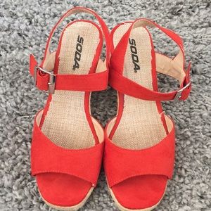 Cute little wedge. Size 7.